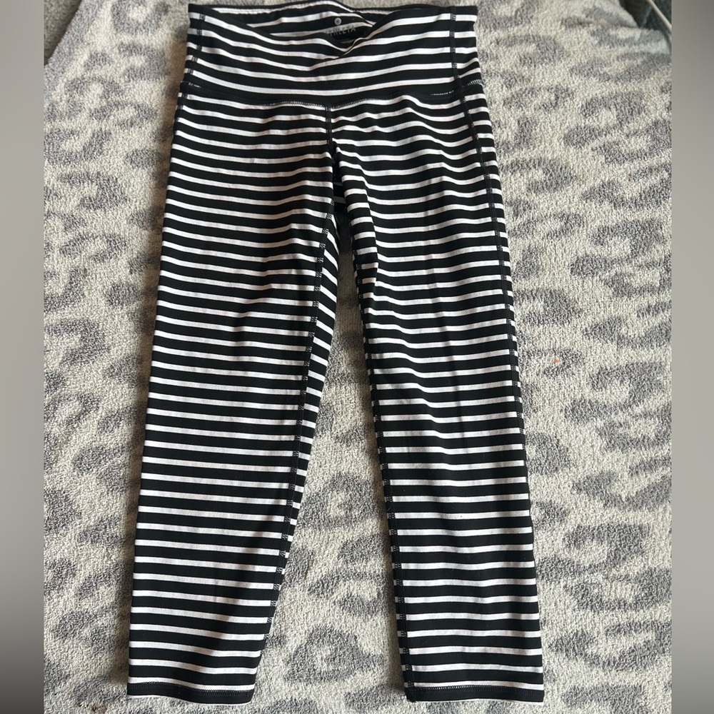 Women’s black and white Athleta crop leggings size XS.